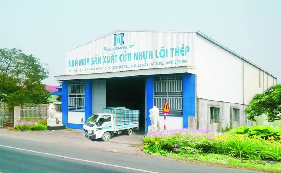 cua nhua loi thep